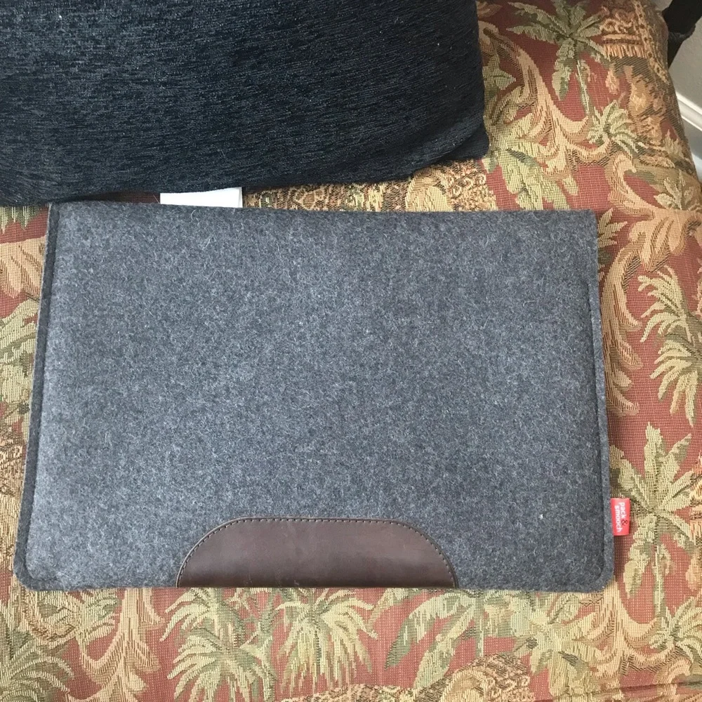 PACK & SMOOCH Hampshire Wool Laptop Sleeve